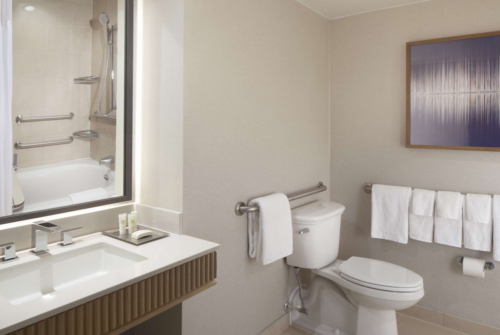 Room, 1 King Bed, Accessible, Tower (Mobility, Bathtub) - Photo 4