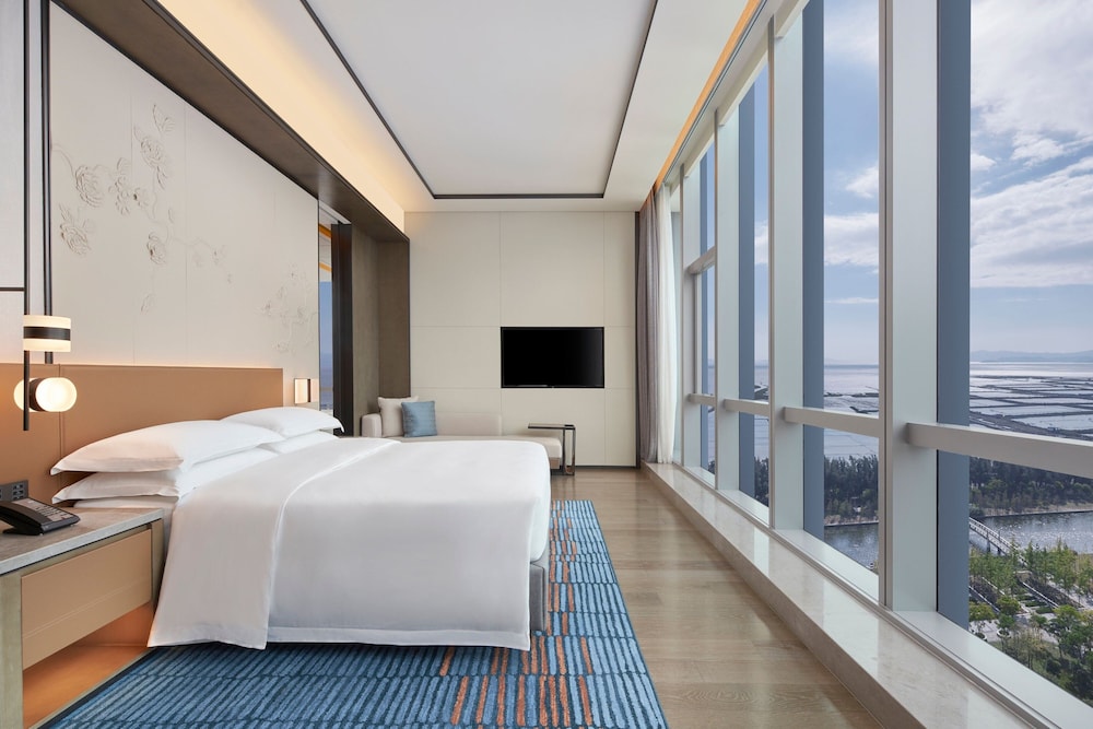 Suite, 1 King Bed, City View - Photo 1