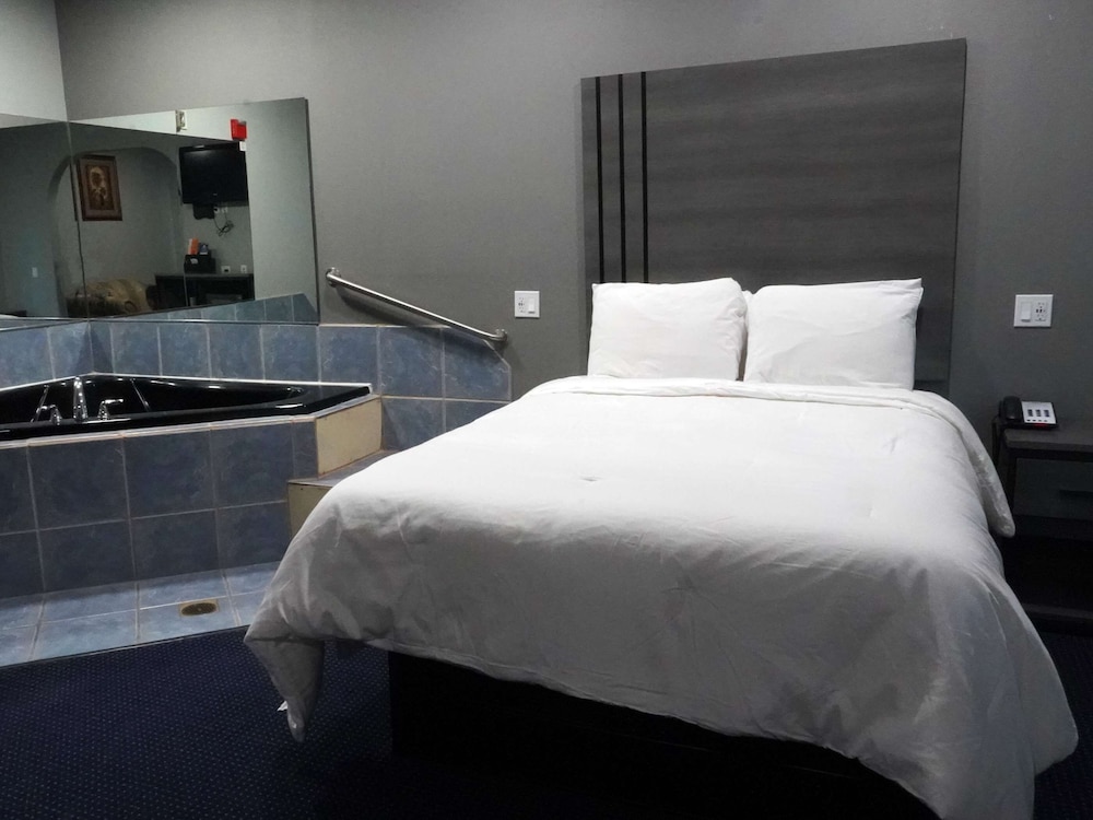 Suite, 1 Queen Bed, Non Smoking (Jacuzzi) - Photo 1