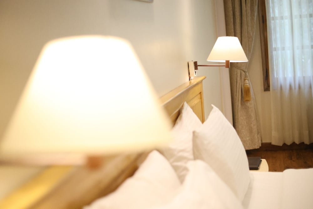 Club Room with Balcony and Bathtub - Photo 4