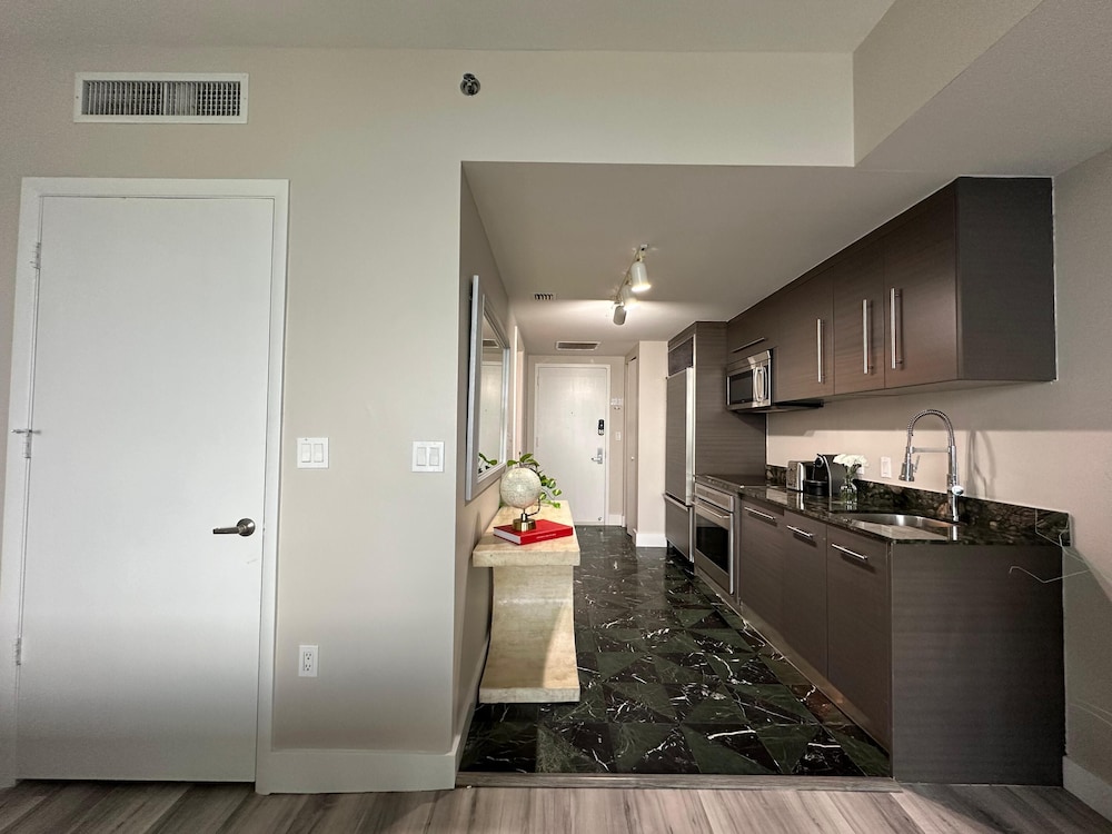 Business Studio Suite, 1 Queen, Balcony, City/River ViewÂ 4405