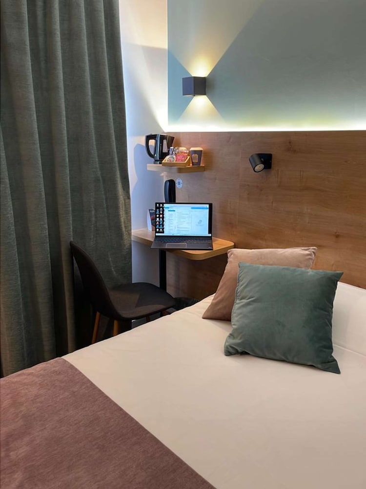 Standard Room, 3 Twin Beds photo 3