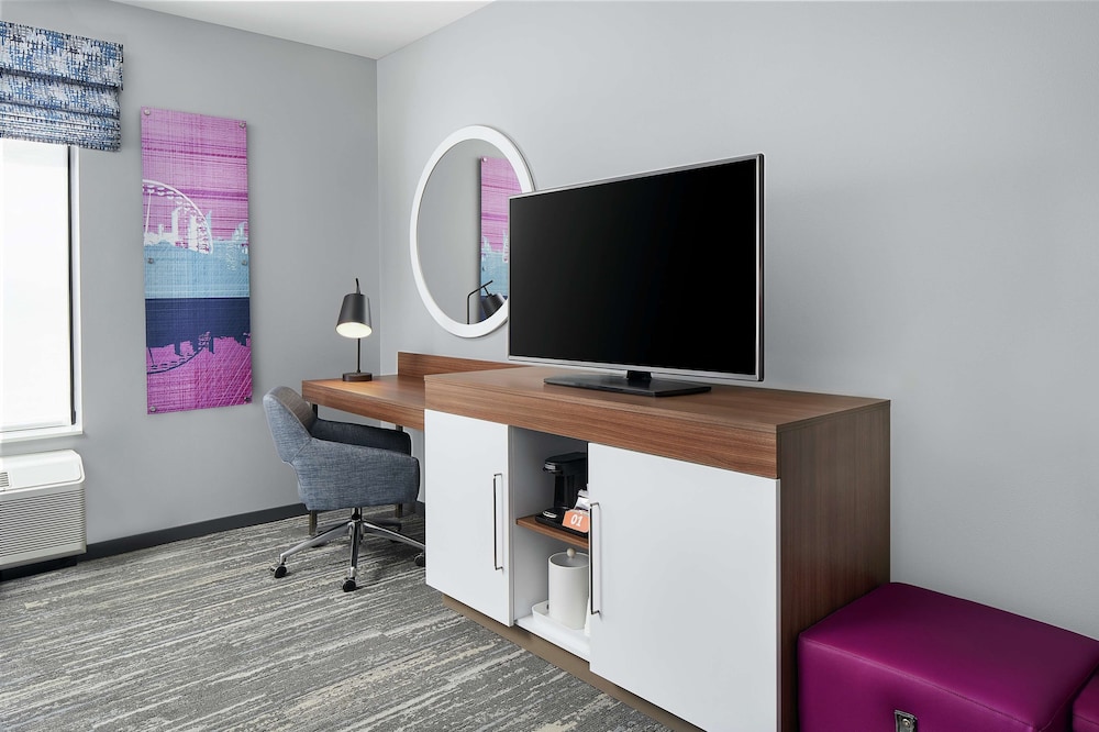Room, 1 King Bed, Accessible (Hearing) - Photo 1