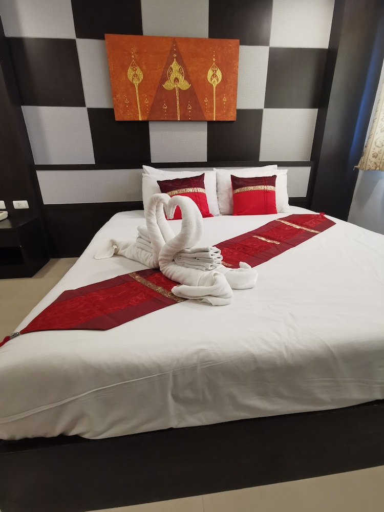 Deluxe Double or  Twin with Breakfast and Airport Transfer - Photo 6