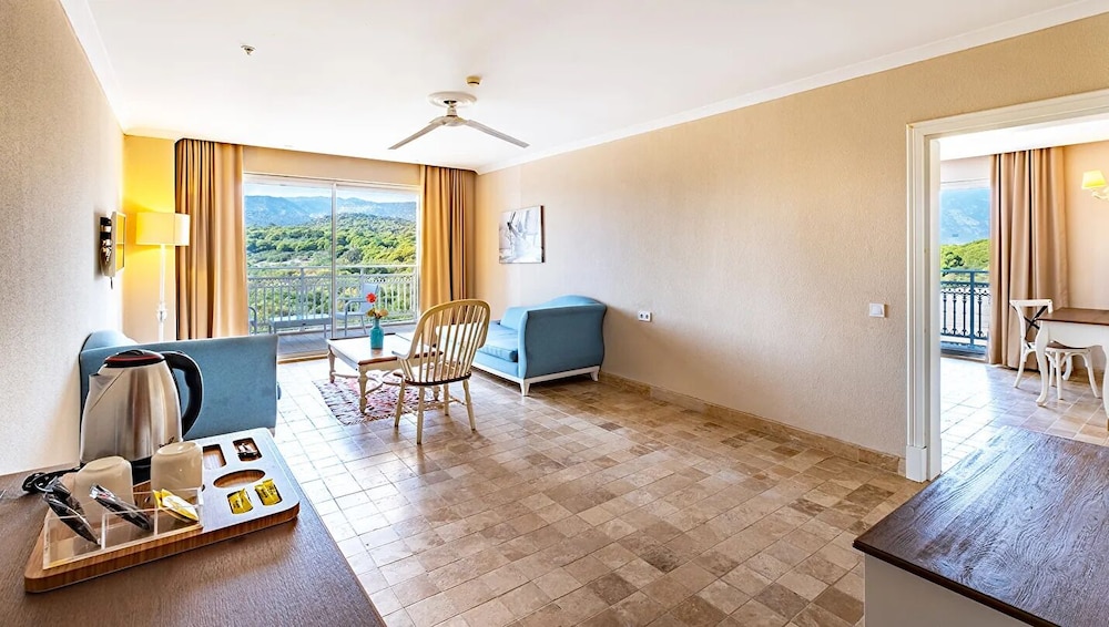 Family Room, Partial Sea View photo 3