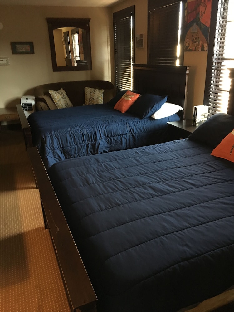 Basic Room, 2 Queen Beds photo 3