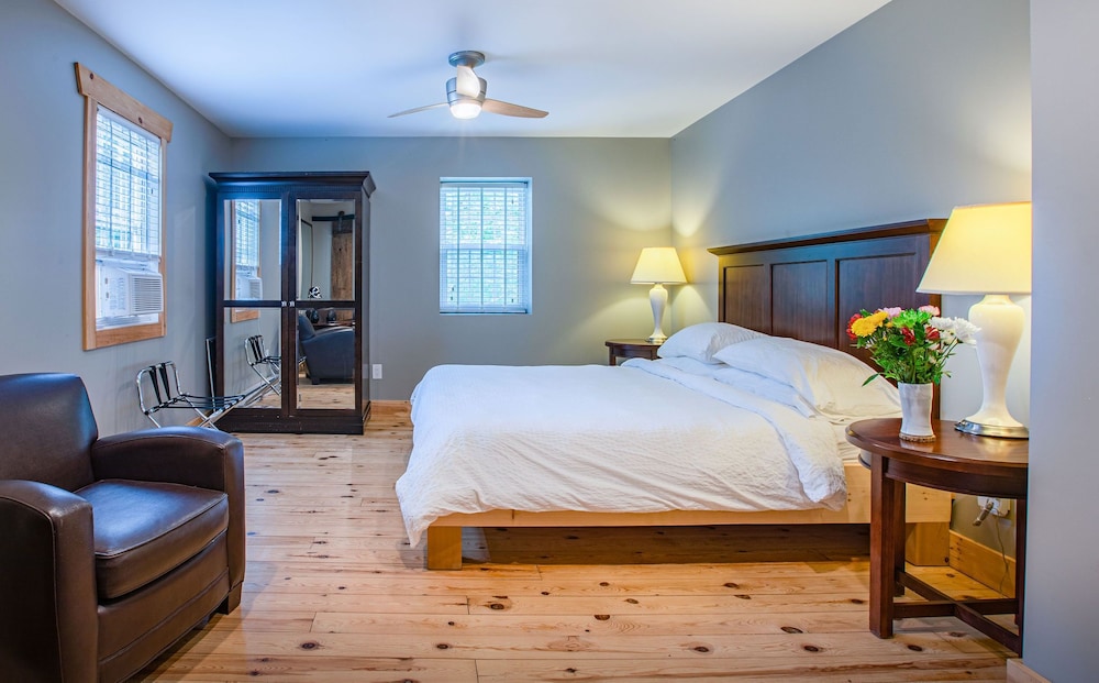 The Superior Suite, King Bed, Ensuite Washroom photo 3