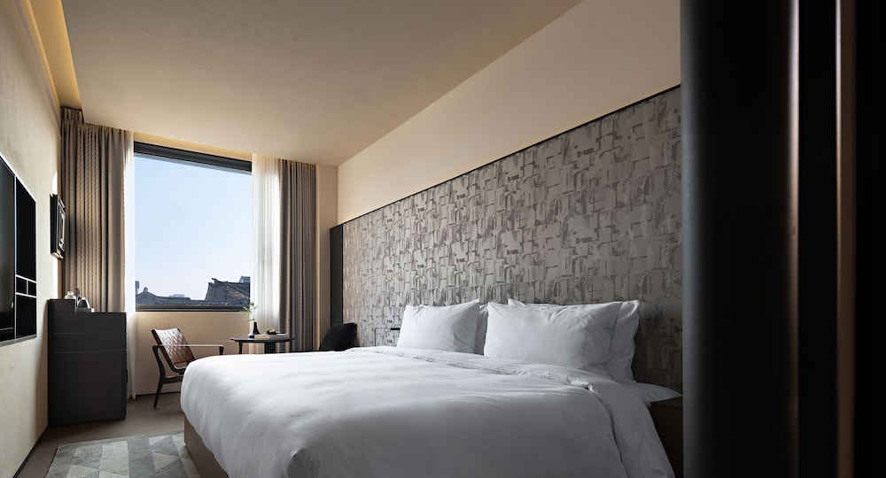 Basic Room, 1 King Bed