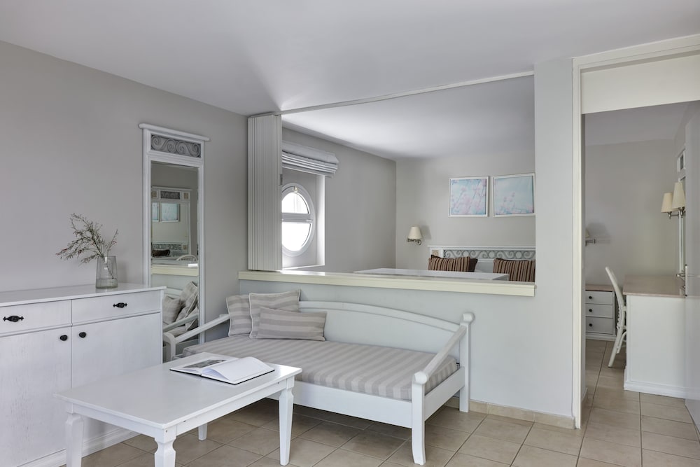 One Bedroom Family Room Inland View (Annex Building)