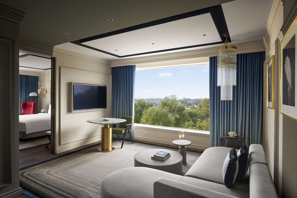 Executive Suite - Photo 3