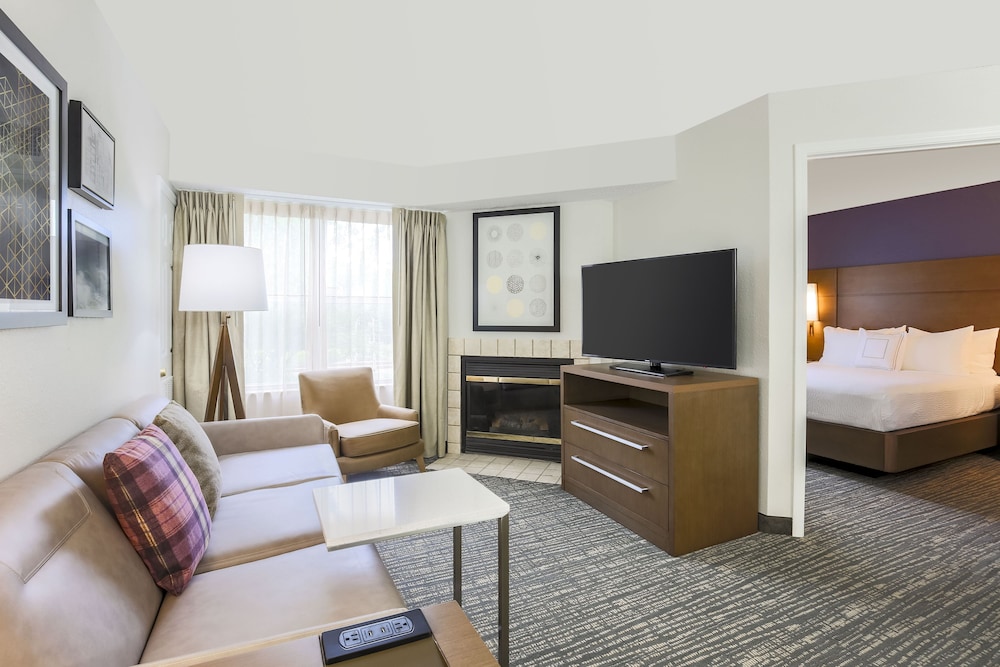 Suite, 1 Bedroom - Photo 2