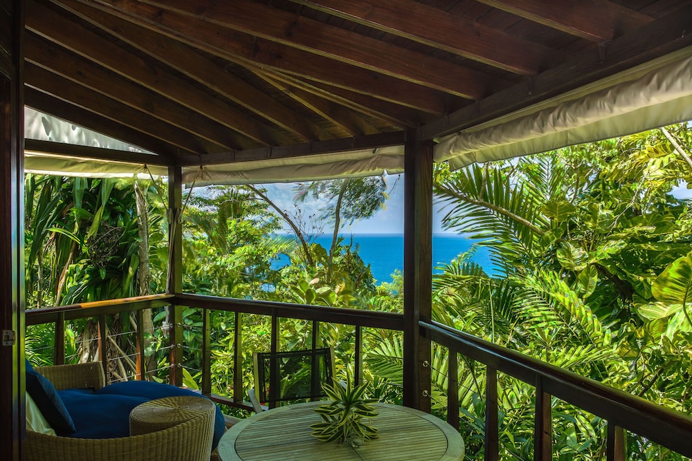 Deluxe Room, 1 Queen Bed, Ocean View photo 2