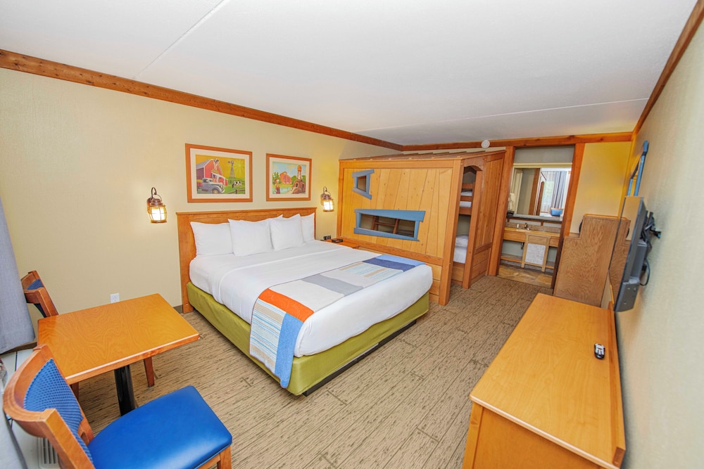 Queen Bed with Clubhouse