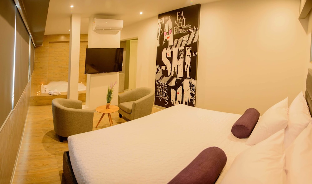 Suite, 1 King Bed, Accessible, Jetted Tub photo 2