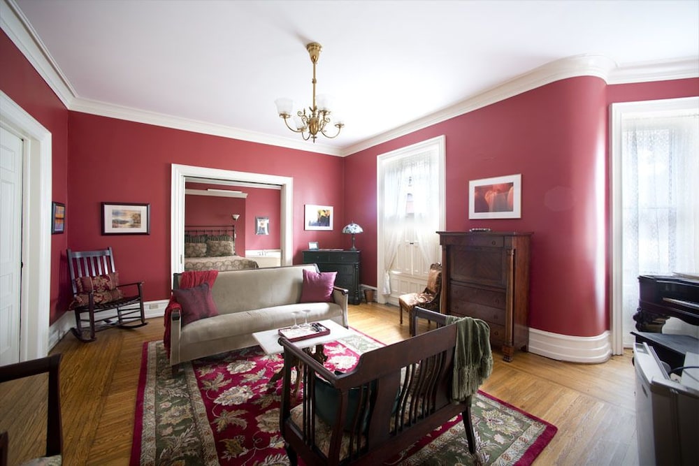 Room 6 - Red Room Suite photo 1
