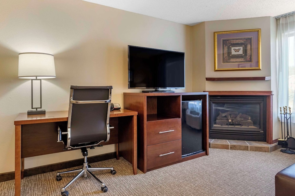 Suite, 1 King Bed (with Separate Living Room) photo 1