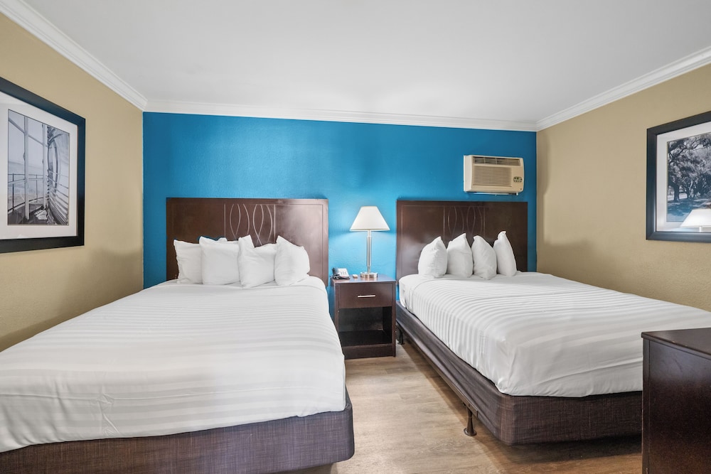 3 Queen Beds, Pool View (Efficiency), Non-Smoking - Photo 4