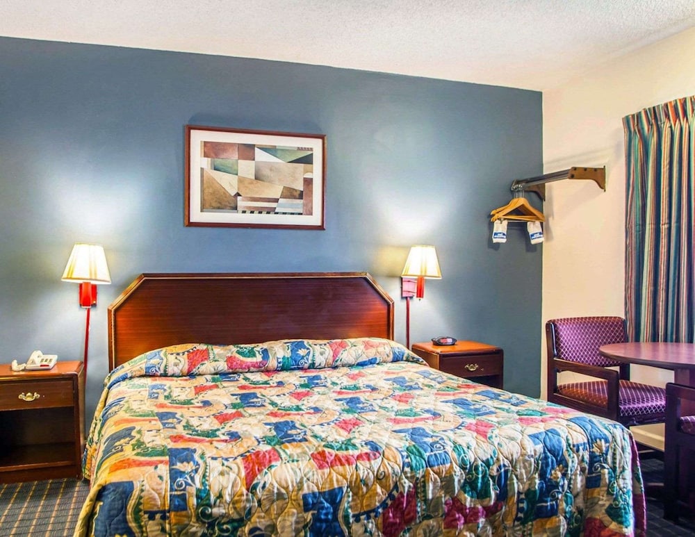 Basic Single Room, 1 King Bed, Non Smoking photo 1