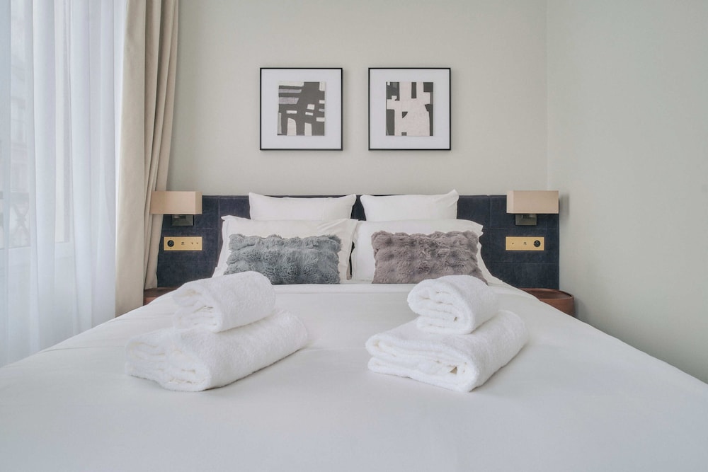 Deluxe One-Bedroom Apartment with City View 403 thumbnail 6