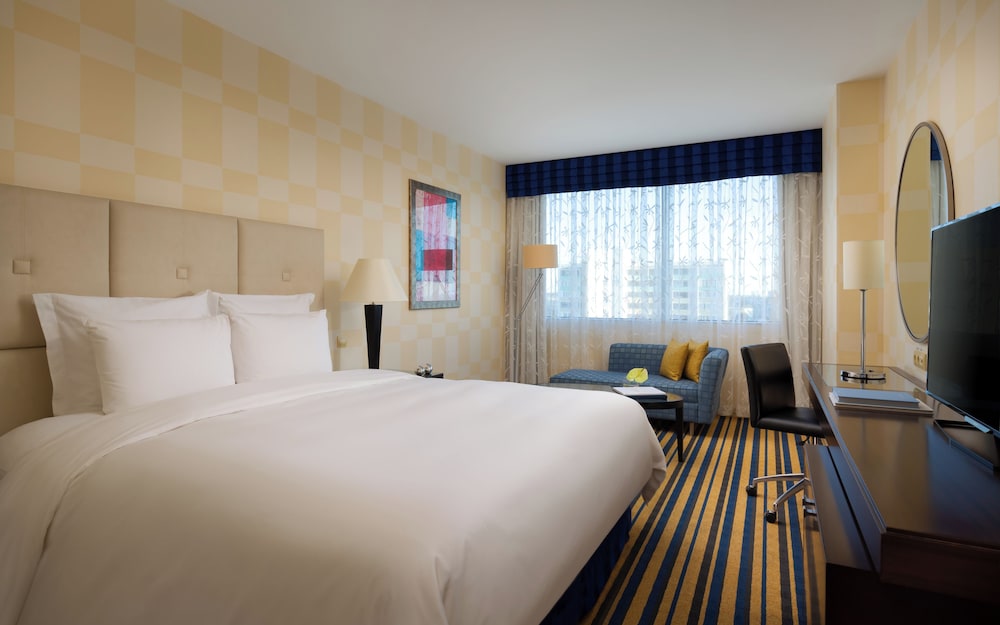 Deluxe Room, 1 King Bed, Non Smoking - Photo 1