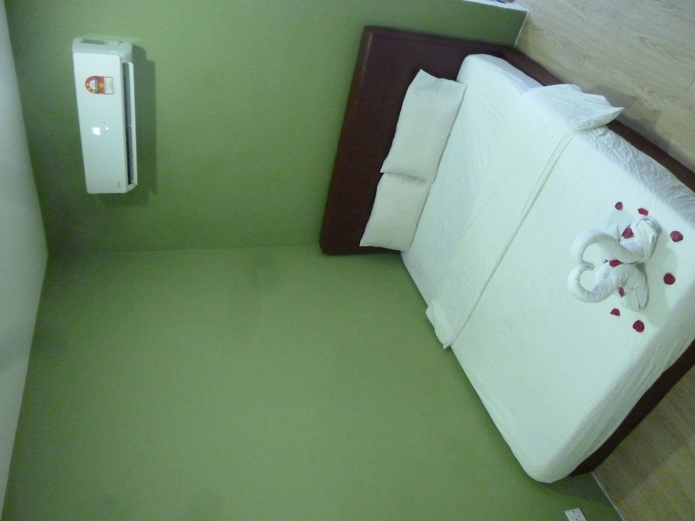 Basic Room, 1 Queen Bed (Budget)