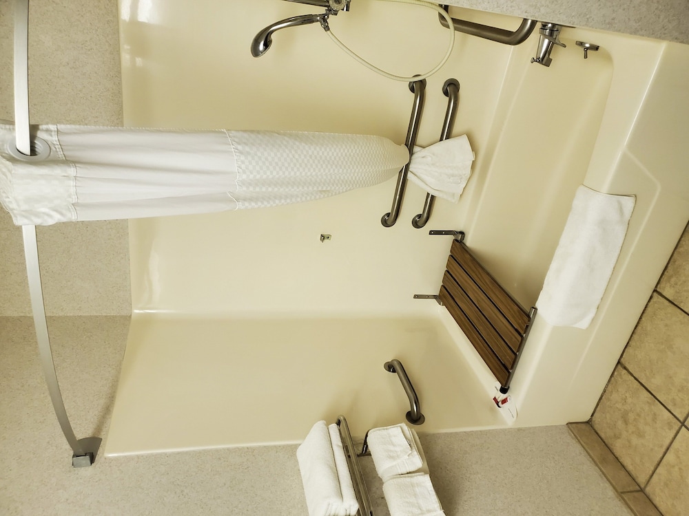 Standard Room, 1 Queen Bed, Accessible - Photo 4