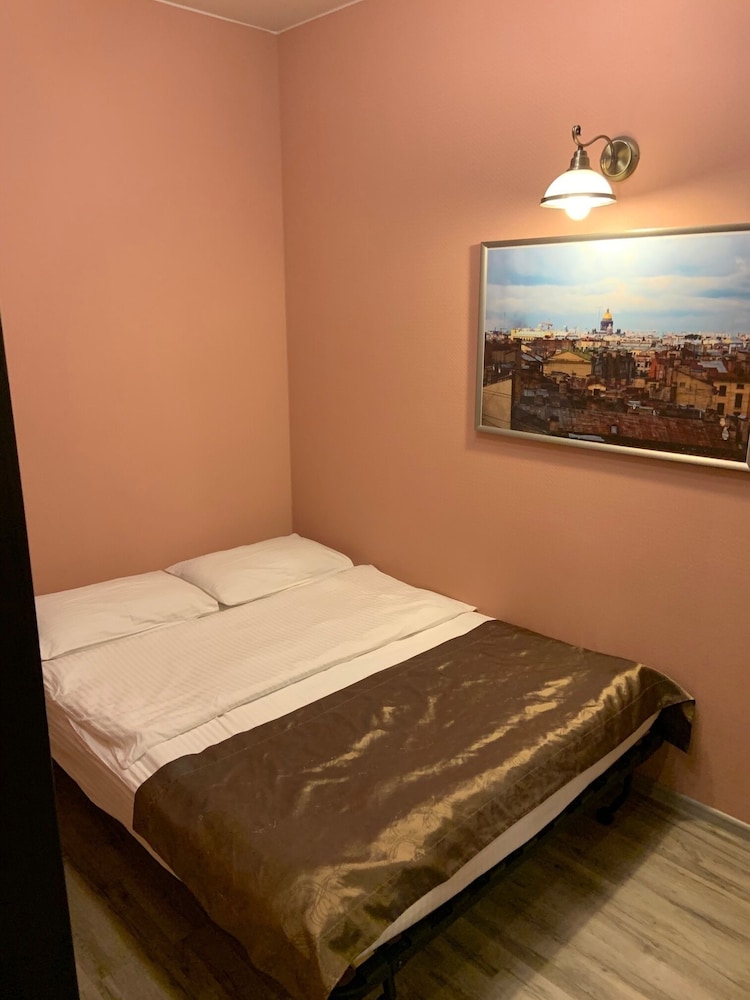 Double Room with Private External Bathroom - No Window photo 3
