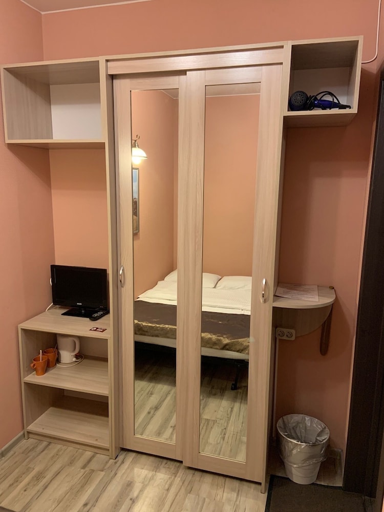 Double Room with Private External Bathroom - No Window photo 2
