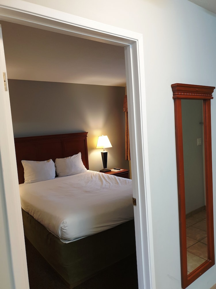 Room, 2 Queen Beds, Kitchenette, River View - Photo 3