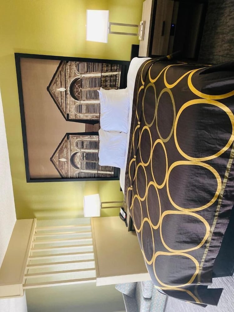 Standard Room, 1 King Bed, Jetted Tub photo 3