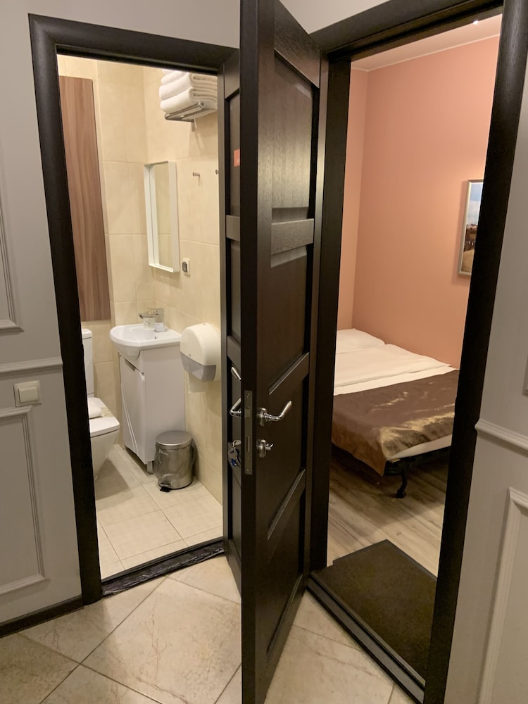 Double Room with Private External Bathroom - No Window photo 1