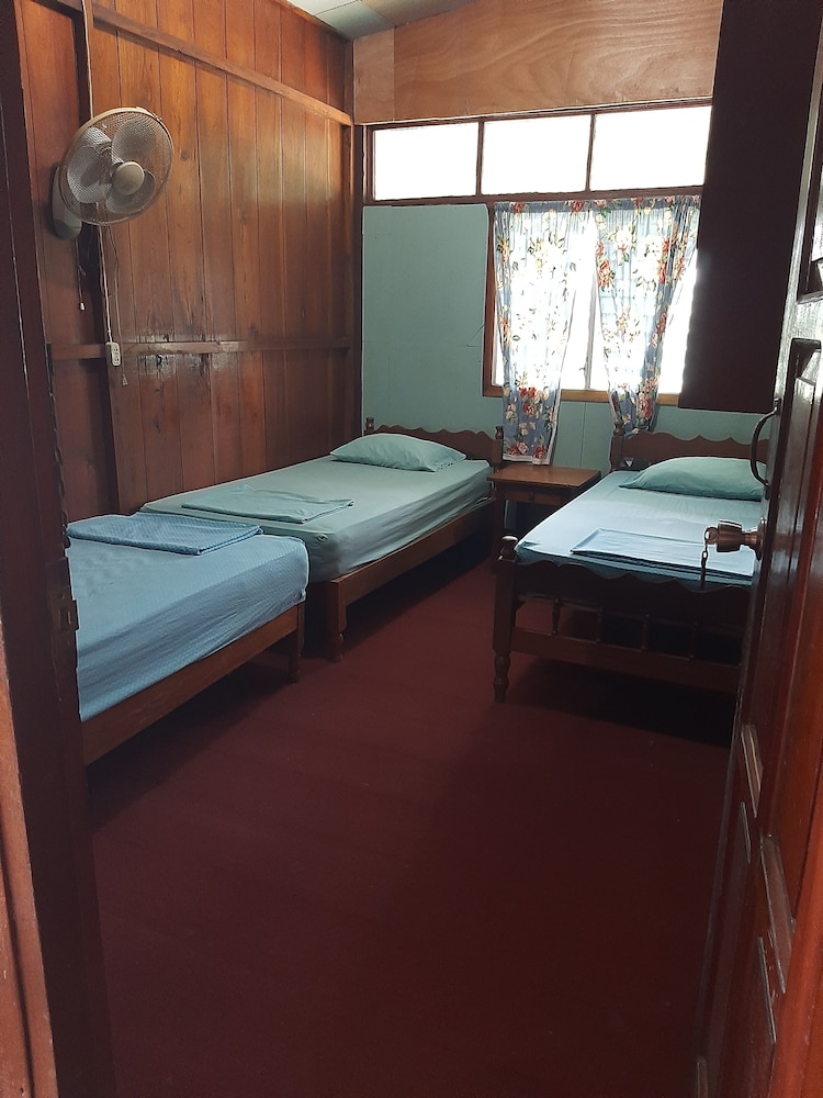 Basic Twin Room, Shared Bathroom photo 1