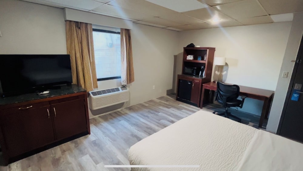 Room, 1 Queen Bed, Non Smoking (Pet-friendly) - Photo 2