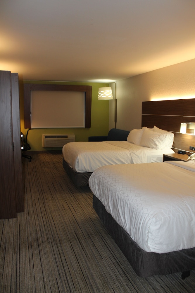 Standard Room, Multiple Beds - Photo 9