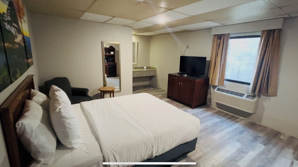 Room, 1 Queen Bed, Non Smoking (Pet-friendly) - Photo 7