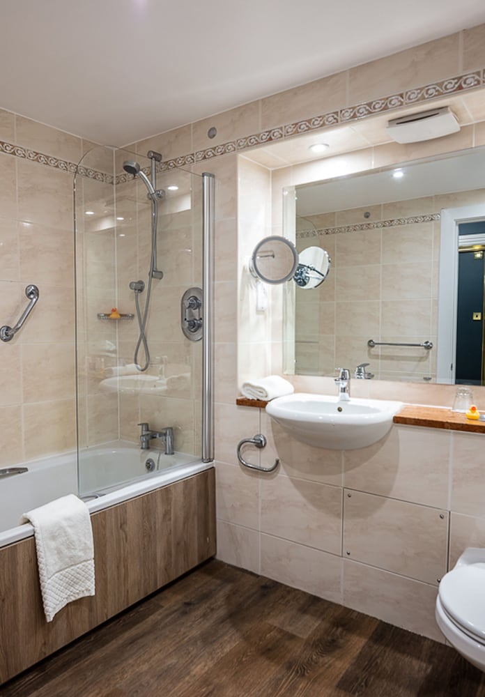 Contemporary Twin or Double Room with Loch View - Photo 5
