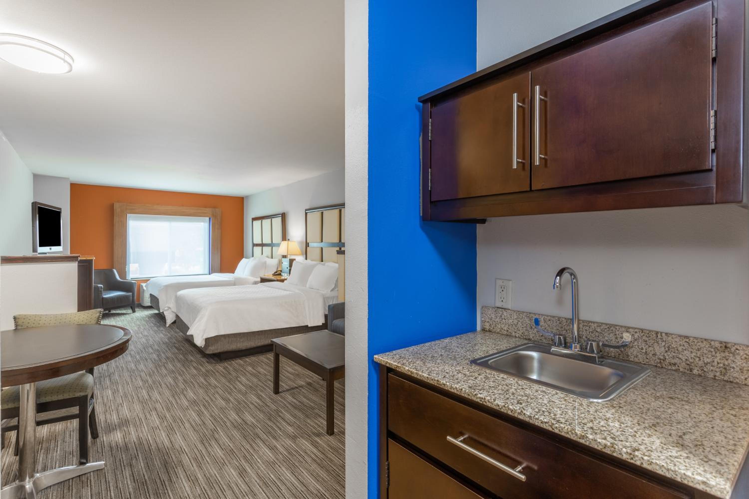 Double Suite with Two Double Beds - Non-Smoking photo 2