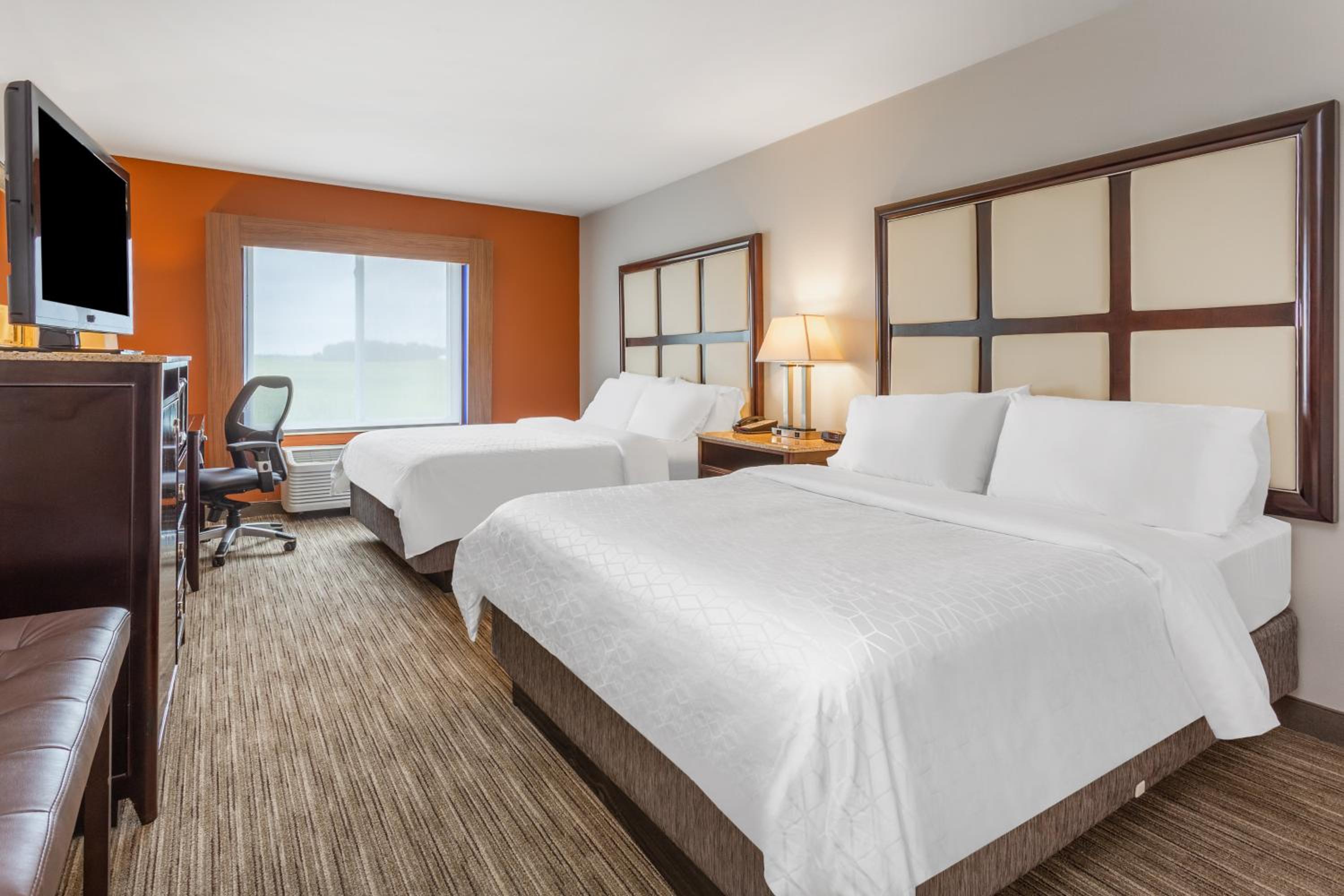 Queen Room with Two Queen Beds and Mobility Accessible Tub photo 2