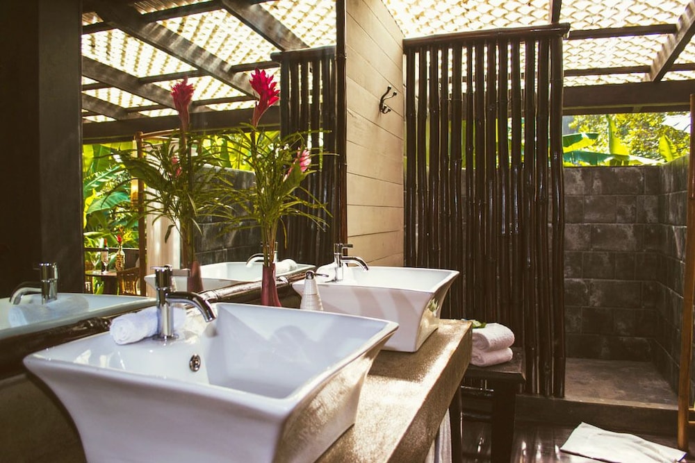 Superior Double Room, 1 King Bed, Pool View, Poolside photo 3