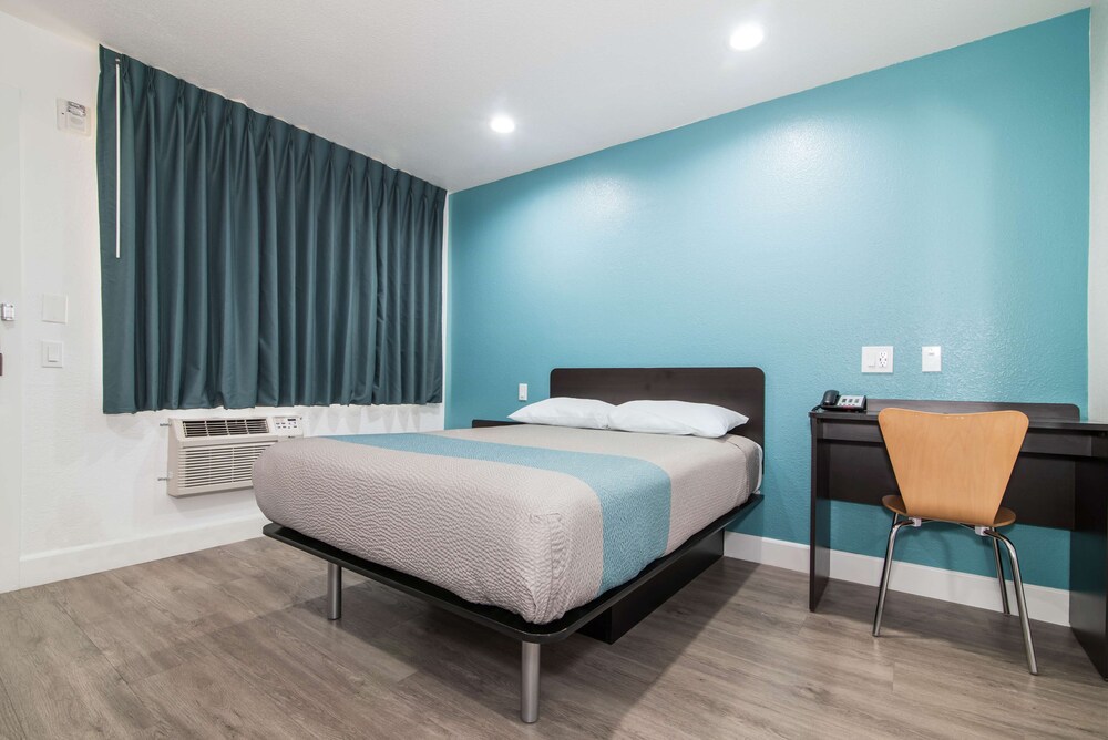 Deluxe Room, 1 Queen Bed, Smoking, Refrigerator & Microwave photo 3