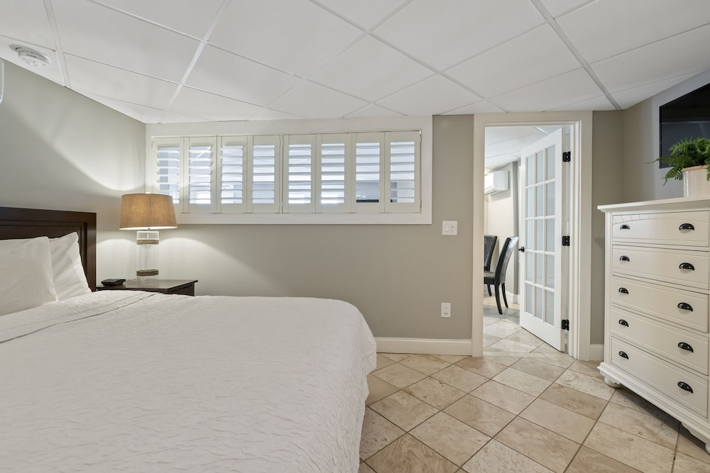 Studio Suite, 1 King Bed, Kitchen (stairs required) photo 1