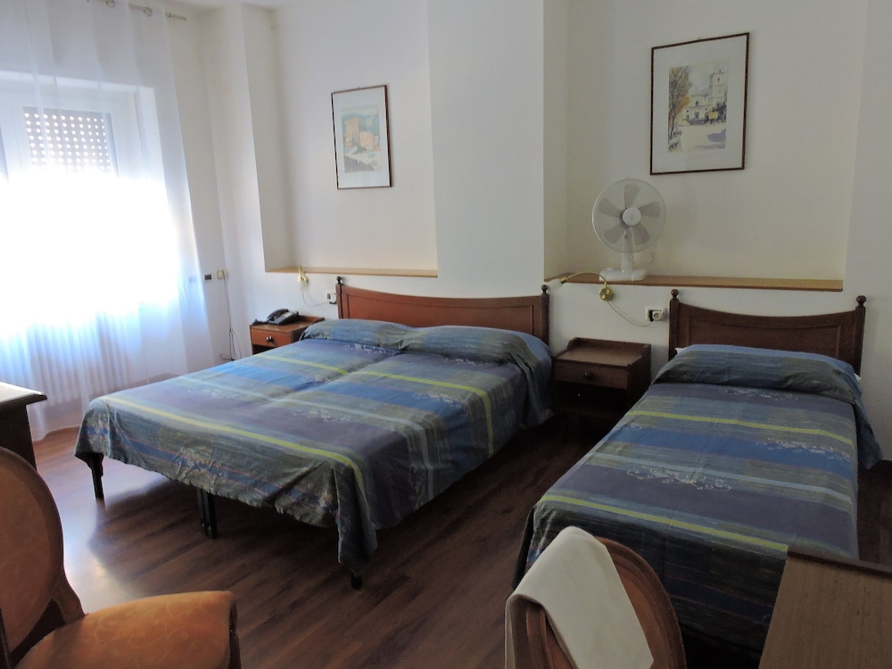 Basic Triple Room photo 2