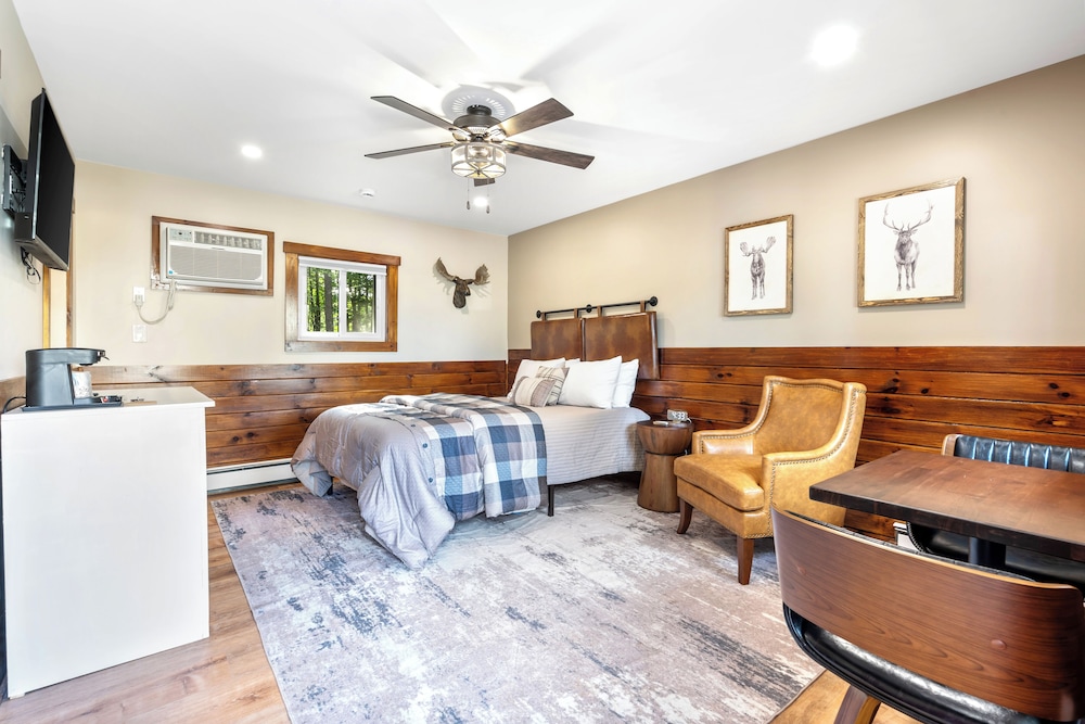 Queen Room with Loveseat Standard photo 1