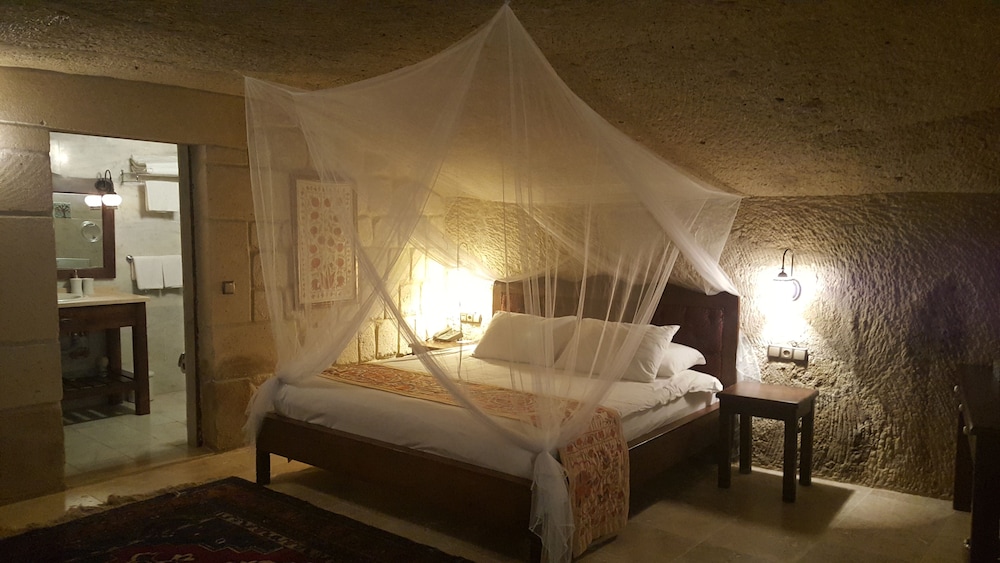 Deluxe Room Cave