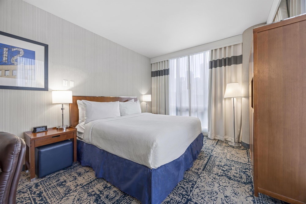 Standard Room, 1 King Bed, City View, Corner - Photo 1