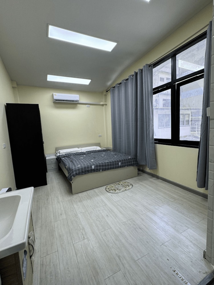 Basic Room, 1 Queen Bed photo 1