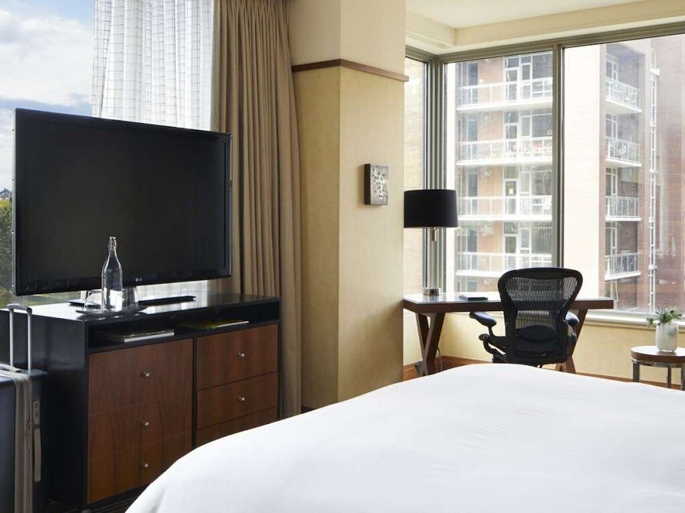 Room, 1 King Bed, Corner