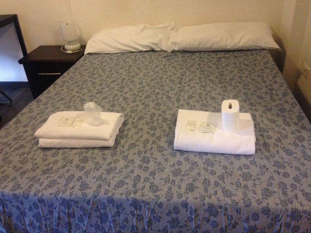 Basic Room, 1 Queen Bed, Shared Bathroom photo 2