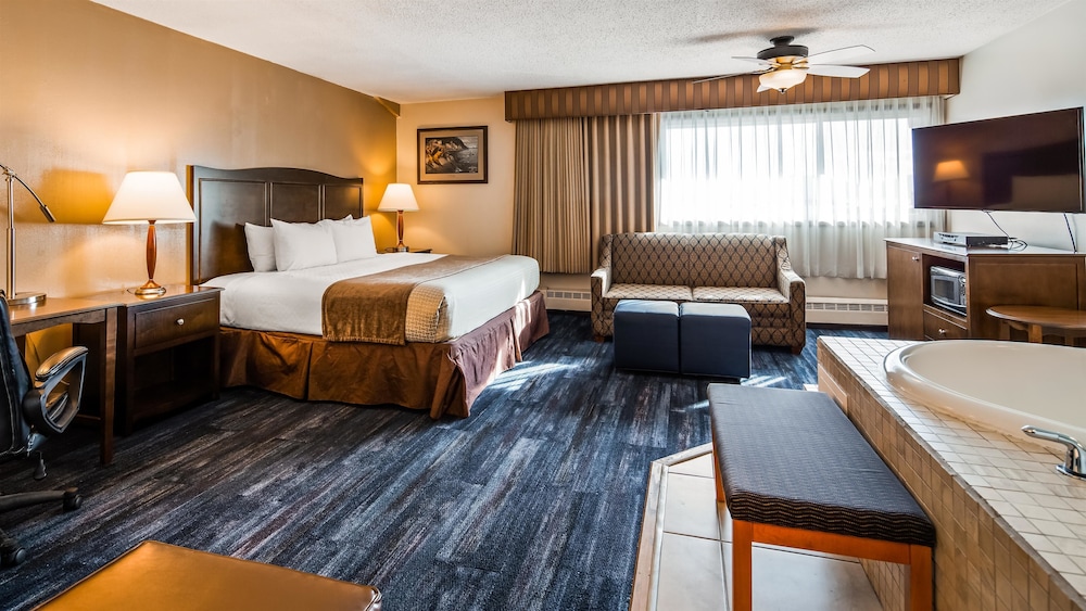 Suite, 1 King Bed, Jetted Tub, Harbor View (with Sofabed)