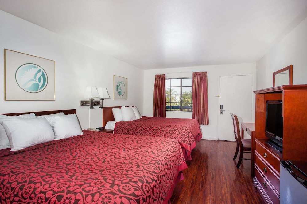 Suite, Multiple Beds, Non Smoking (First Floor) photo 3